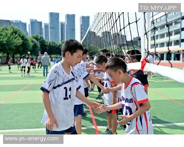 小球迷热情参与足球比赛直播感受激情与快乐的瞬间